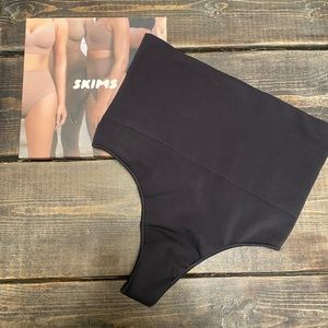 SKIMS Core Control Thong L/XL (medium)